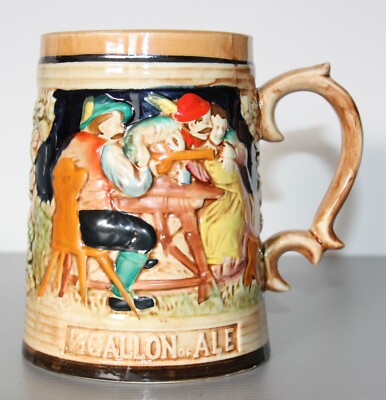 Made in Japan Bierkrug mit reliefartiger Dekoration Aufschrift: 1/2Gallon of Ale