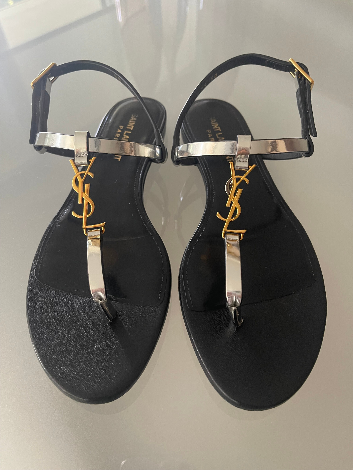 SANDALO PIATTO YSL SAINT LAURENT LOGO CASSANDRA ARGENTO NERO PERIZOMA 38 EXCELLE