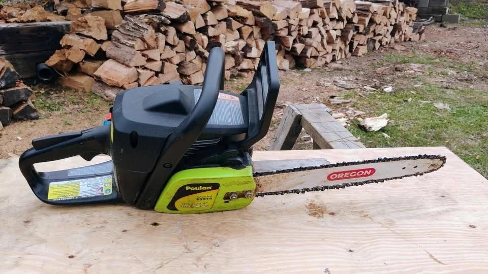 Poulan P3314 esta tiene una motosierra de gas 42cc 2 ciclos  Foto 3 de 4