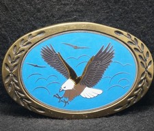XG27163 VINTAGE 1980 BALD EAGLE FLYING BIRD ANIMAL ARTWORK BRASS BELT BUCKLE