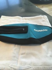 Console subacquea custodia protettiva in neoprene di Namron. Nero, turchese. Nuovo.