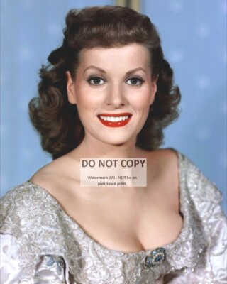 MAUREEN O'HARA LEGENDARY ACTRESS - 8X10 PUBLICITY PHOTO (ZY-066)