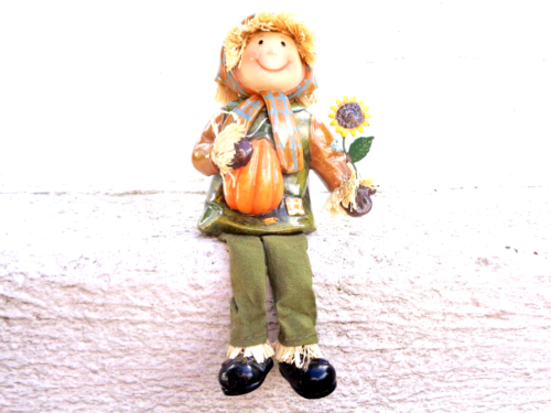 Halloween Vogelscheuche, Kantensitzer mit Textilbeinen, 17 cm, Mädchen mit Blume - Bild 1 von 1