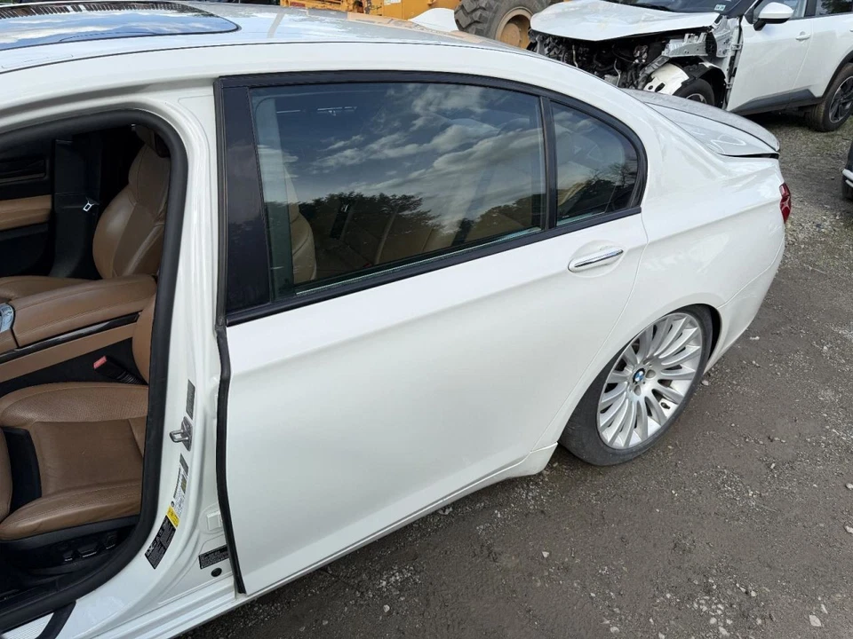 BMW 750i 2009-2015 puerta trasera izquierda del lado del conductor blanca Foto 2 de 4