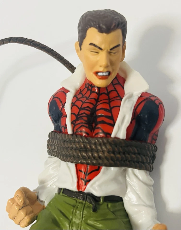 Figura de acción suelta Marvel Diamond Select “Peter Parker atado” Spider-Man 6” Foto 2 de 4