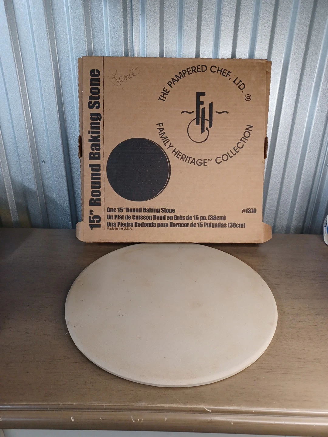 Pampered Chef #1370 - Family Heritage Collection - 15” Flat Pizza Stoneware. Box
Opens in a new wind