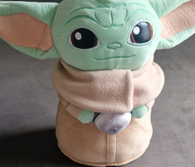 Disney Star Wars Grogu Plüschtier grün beige mit Kleidung