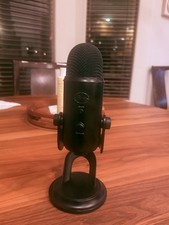 Logitech Creators Blue Yeti USB Microphone for Gaming, Streaming, Podcast.