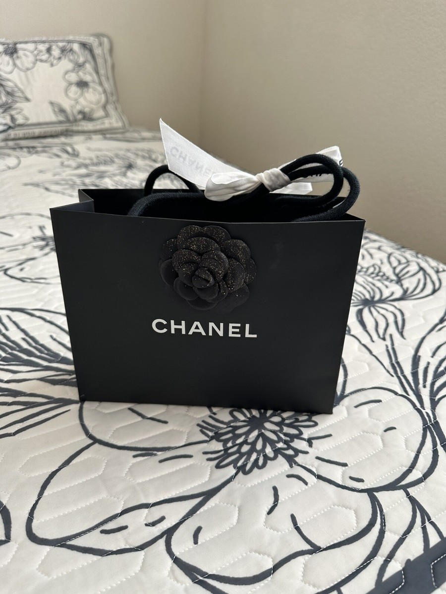 CHANEL 黒 レザー キルティング(ノベルティグッズ)保存袋リボン花、付き Big Chanel shopping bag including ribbon and flower. see pics for