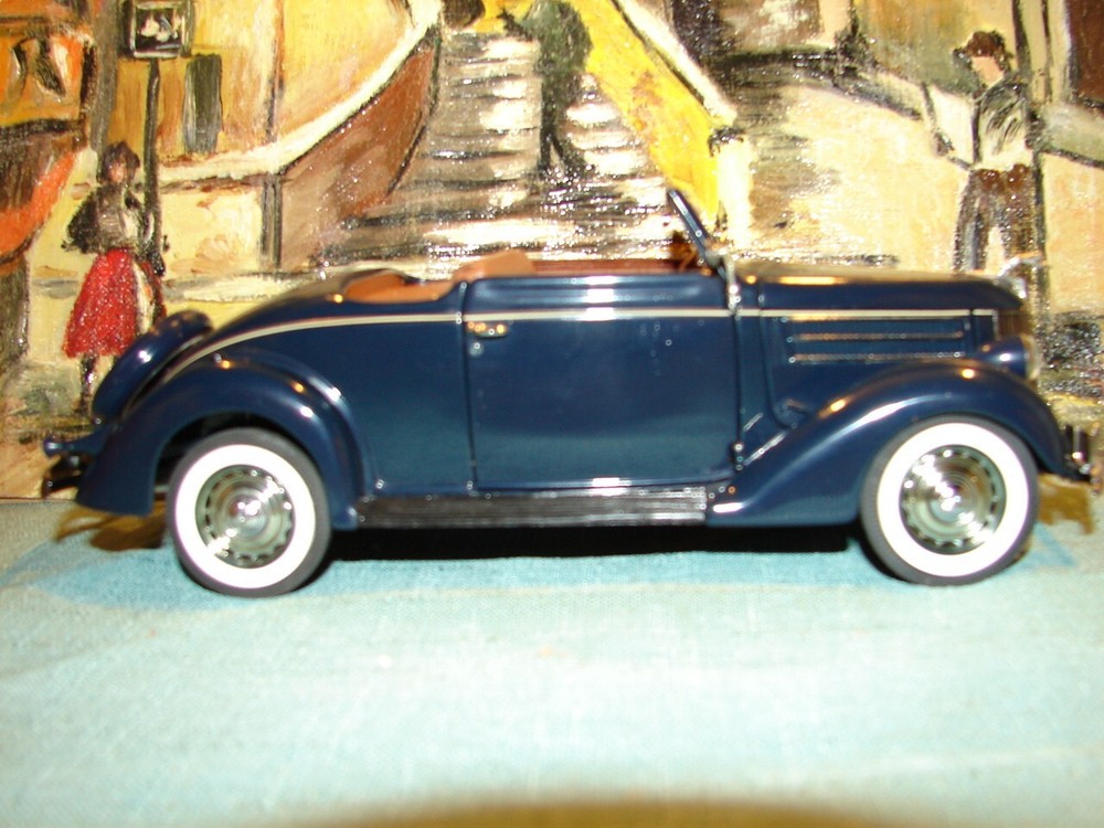 1936 Ford Deluxe Cabriolet 1:24 Scale Diecast Model by Danbury Mint