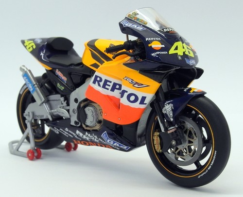 Minichamps 1/12 Scale Diecast - 122 027146 Honda RC211V MOTO GP 2002 Rossi - Picture 5 of 6