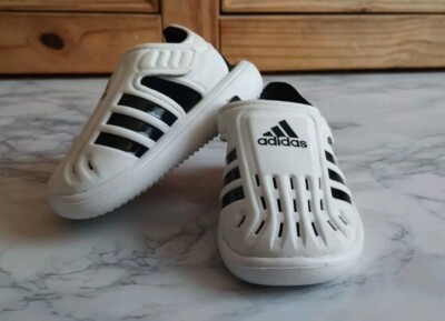 Adidas Sommer Closed Toe Wasser kleine Kinder Sandalen weiß-schwarz Gr. UK 4K
