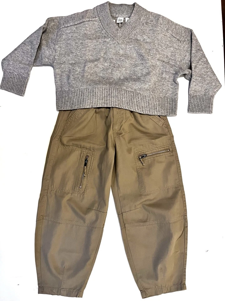 Calça GAP ferradura cáqui menina tamanho G(10) nova com etiquetas e suéter cinza GAP menina tamanho M(8) nova com etiquetas - Imagem 2 de 4