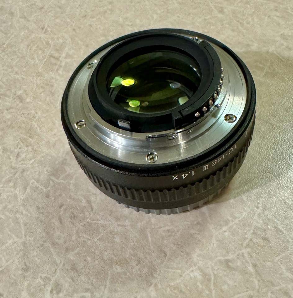 Teleconvertidor Nikon AF-S TC-14E III 1,4x con tapas Foto 2 de 4