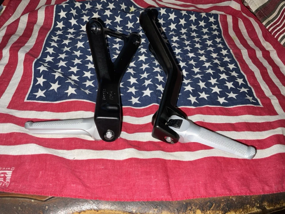 Ducati Panigale V4 Passenger Left & Right Footrest Bracket 2022-2024 (New) Foto 3 de 4