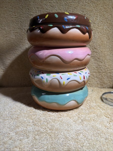 Tarro de galletas apilado de cerámica para donuts del mercado mundial espolvorea chocolate vainilla 9”H