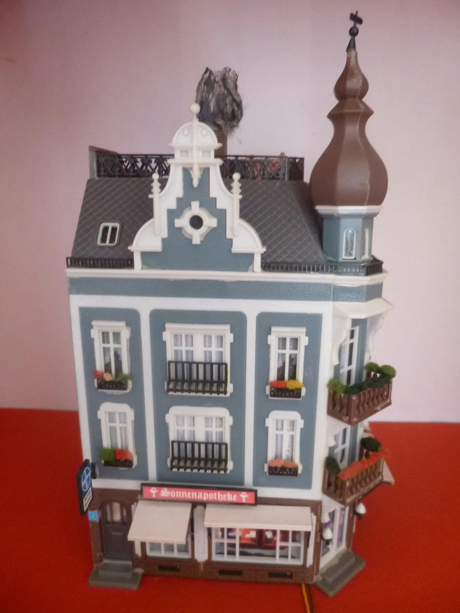 Faller - Stadt-Eckhaus " Apotheke " beleuchtet in H0
