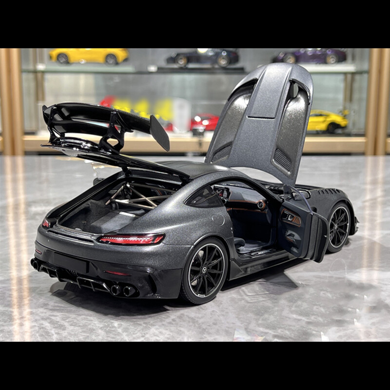 Minichamps 1:18 Mercedes-Benz AMG GT Black Series 2021 Gray