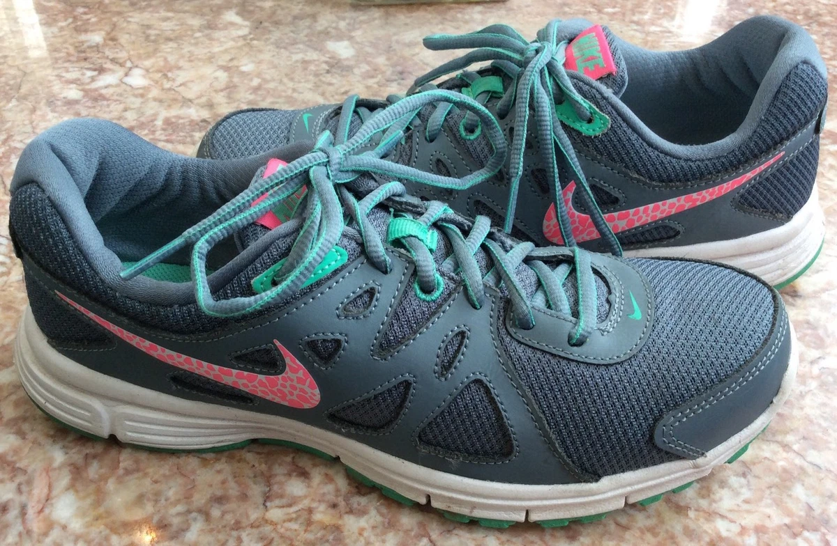 Tenis para correr atl ticas para mujer Nike Revolution 2 grises talla 8 5 554900 409 Usadas en excelente condici n