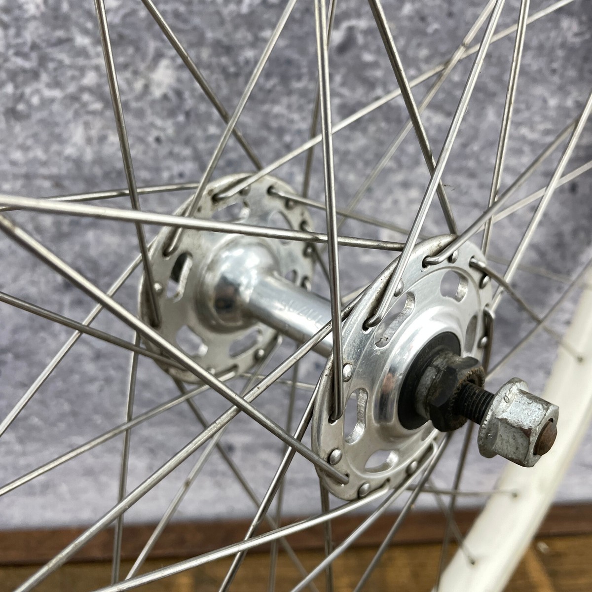 Suzue Sealed Tech Front Wheel 26 in Aero Hoop Vintage 80s