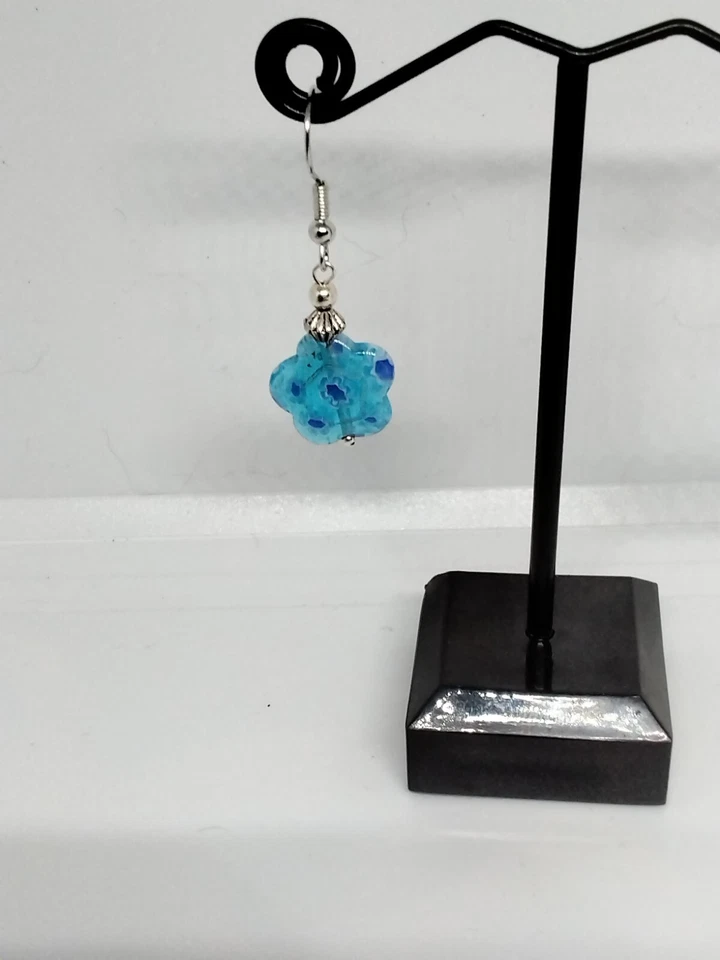 Pendientes con forma de flor Millefiori de vidrio azul con detalles plateados Foto 3 de 3