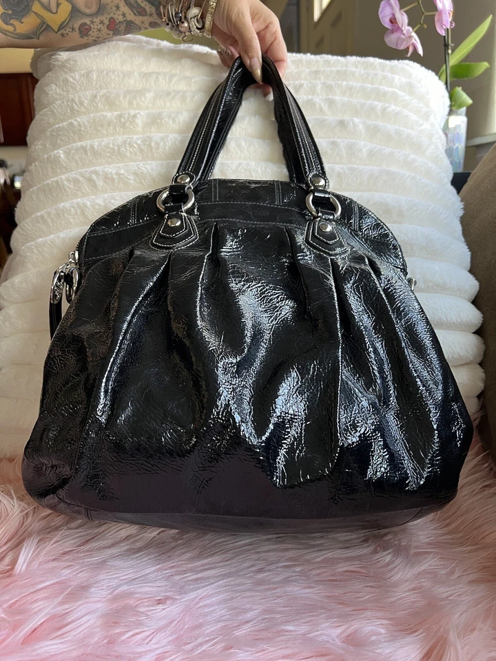 Сумка-ведро Coach маковая черная лакированная кожа с цветочными наклейками 16491 - Изображение 2 из 4