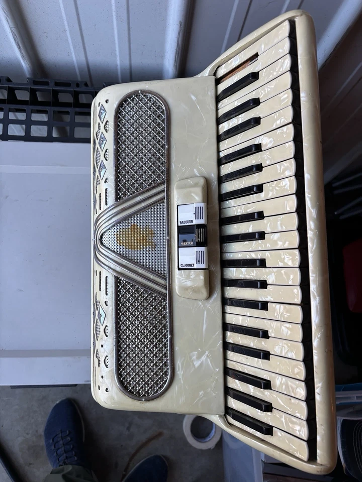 Аккордеон S. Soprani — на запчасти или для ремонта — винтажный — поврежденные мехи - Изображение 3 из 4