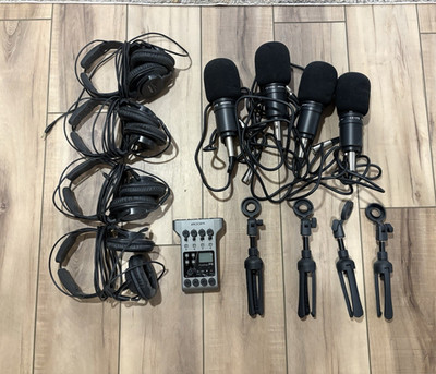Zoom PodTrak P4 Recorder Bundle w/ Wired Microphones & Headphones