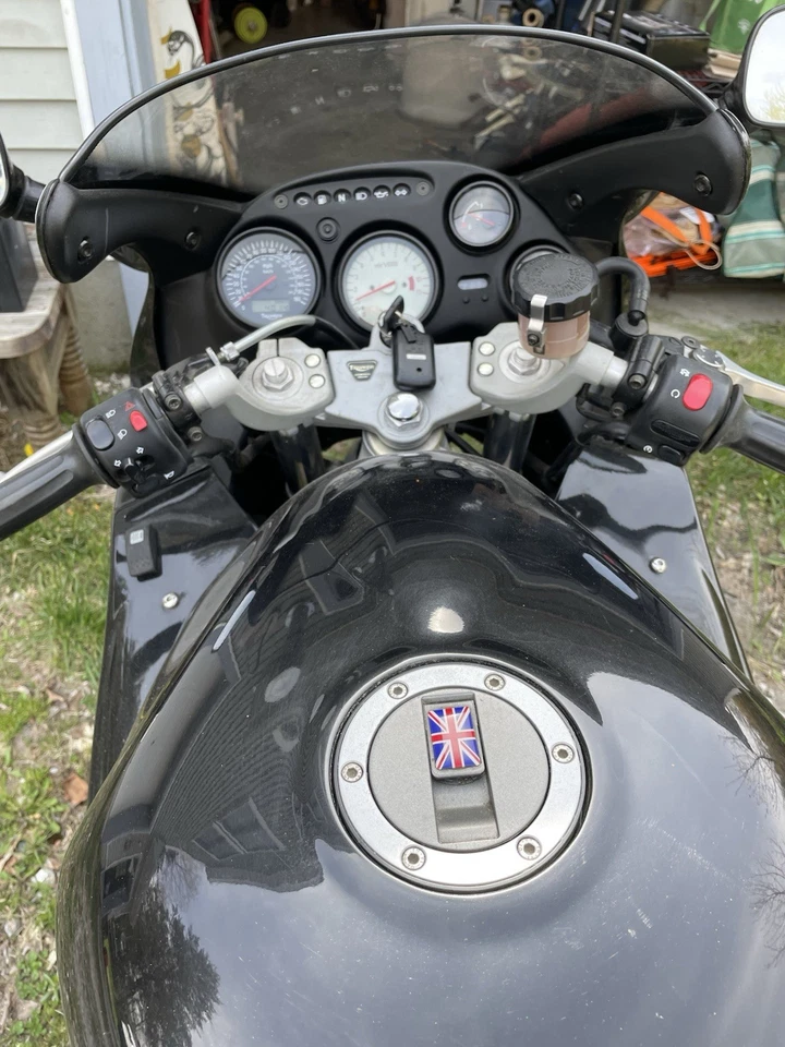 Triumph Daytona 955 ST 仅 4000 英里 It’s A 2000 车库保存 — 第 2/4 张图片