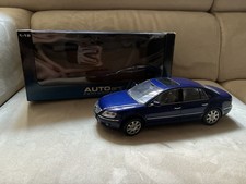 Autoart Modellino Auto Scala 1:18 Volkswagen Phaeton Blu