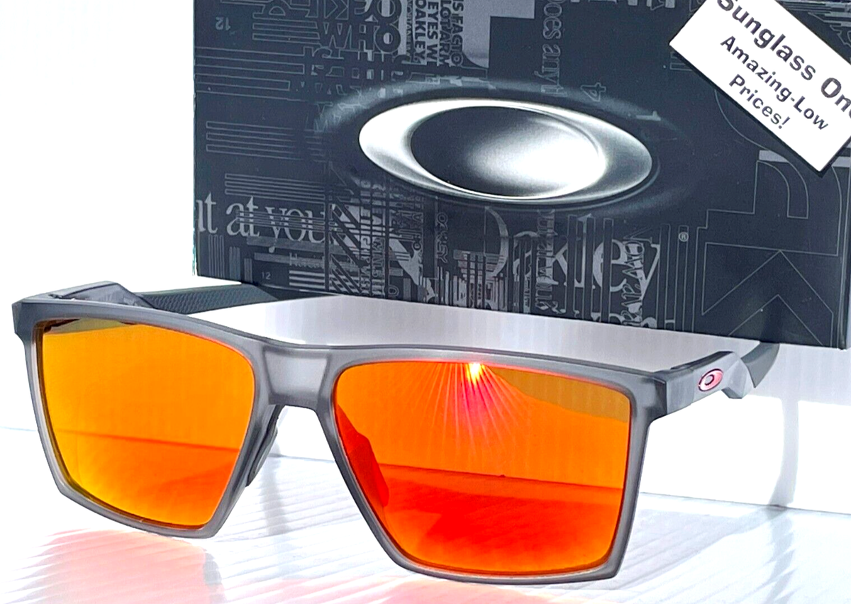 Oakley FUTURITY SUN Satin Grey Smoke POLARIZED PRIZM Ruby Oakley FUTURITY SUN Satin Grey Smoke POLARIZED PRIZM Ruby