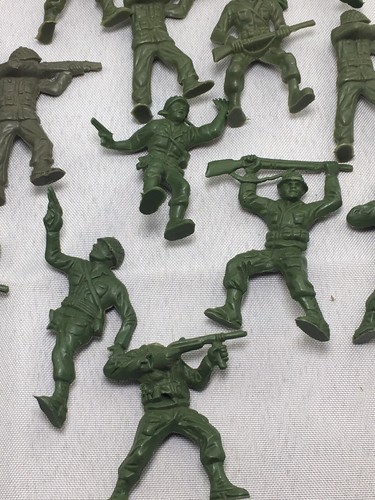 Vintage 1950s Lido 18 Pc Lot 60mm Green Army Men Toy Soldiers Webbed Helmets - Picture 8 of 14