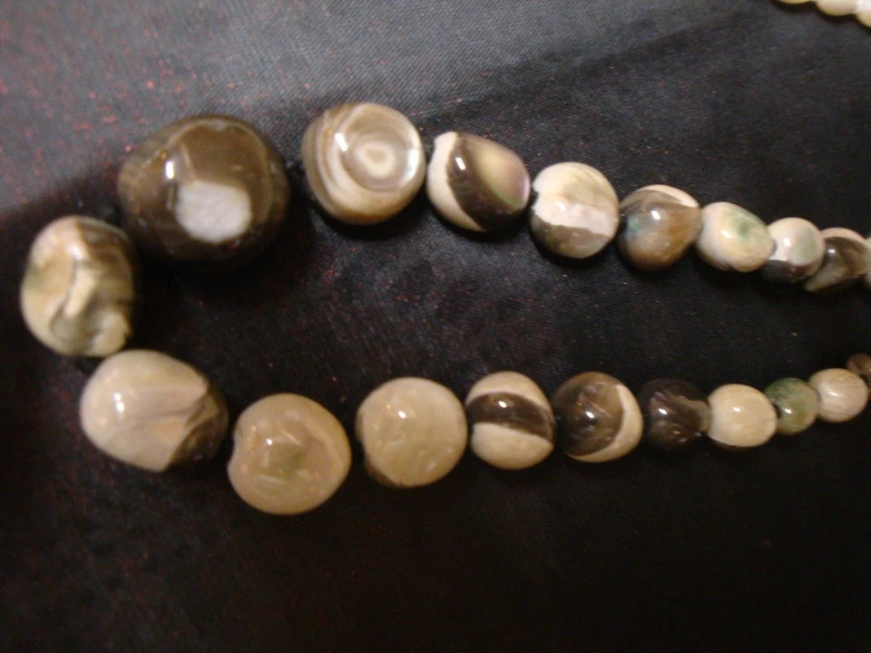 Konvolut Perlmutt-Ketten, z. t. Silberschließen, versch. Farben, versch. Formen - Bild 2 von 4