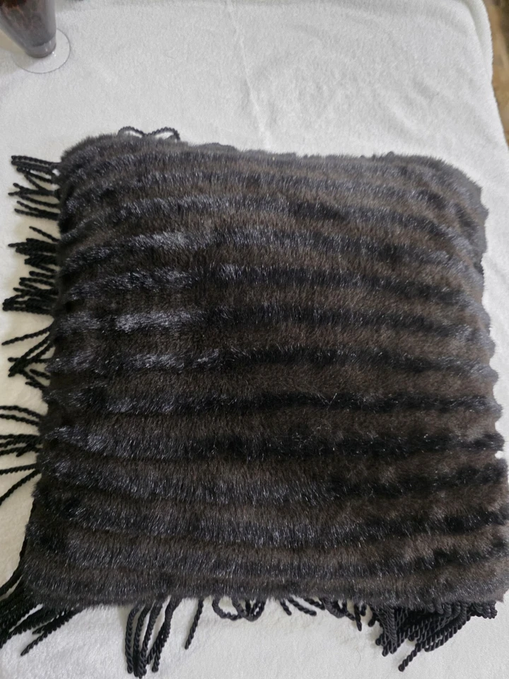 Almohadas de piel sintética y tiro con borlas. Múltiples tipos de piel. Foto 4 de 4