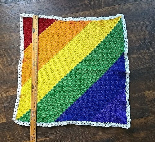 Handgefertigte Regenbogen Baby Decke gehäkelt 27" x 27" - Bild 3 von 3