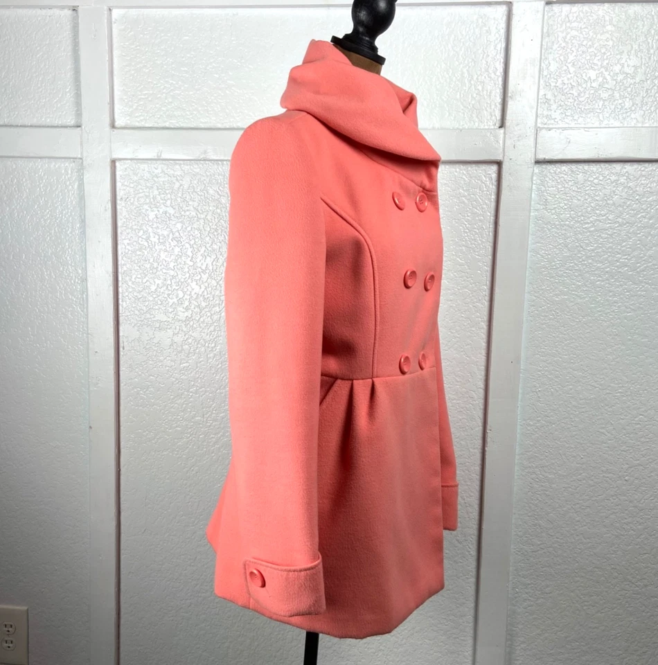 Abrigo largo medio cuello embudo M chaquetón doble botonadura coral New York & Company Foto 3 de 4