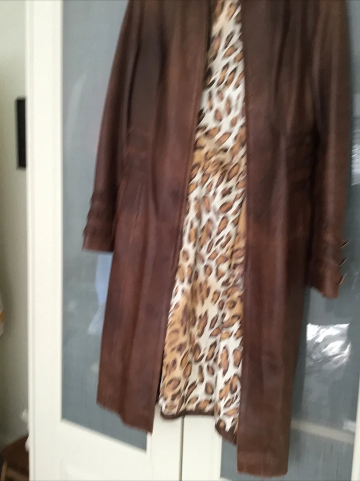 Vintage Leather Long brown ladies coat, 12, strapped waist , cuffs, zipped front - Image 4 of 4