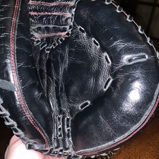 Under Armour Youth Boys Catchers Mitt UACM-100Y Right-Handed Throw RHT Black Red