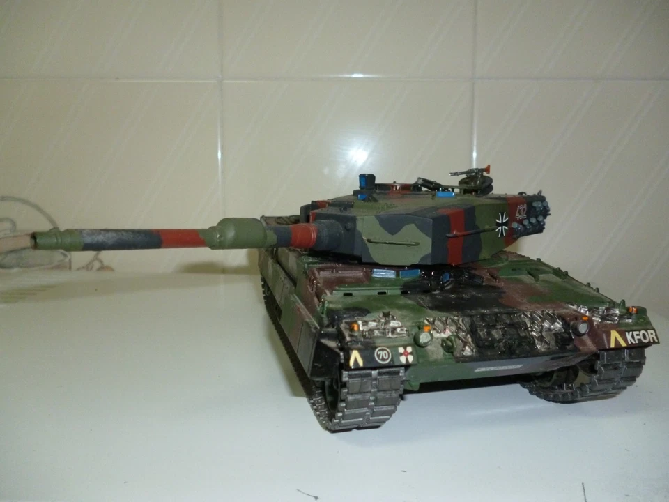 MAQUETA CONSTRUIDA Y PINTADA ESCALA 1/35 DEL TANQUE ALEMAN LEOPARD 2A4 - Imagen 3 de 4