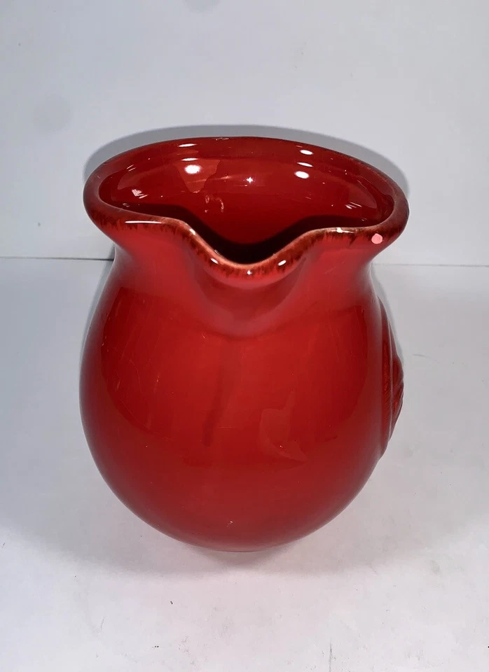 Jarra medallón de cerámica gallo rojo Home Essentials and Beyond con mango Foto 4 de 4