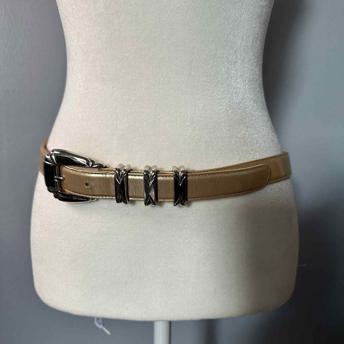 Escada leather belt, size 40 Escada Vintage Black Leather Heart Belt For Sale at 1stDibs  main image 2