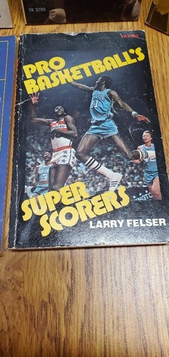 BASKETBALL AND (1) BASEBALL VINTAGE BOOKS BIRD-ERVING-MALONE-JOHNSON - Picture 4 of 15