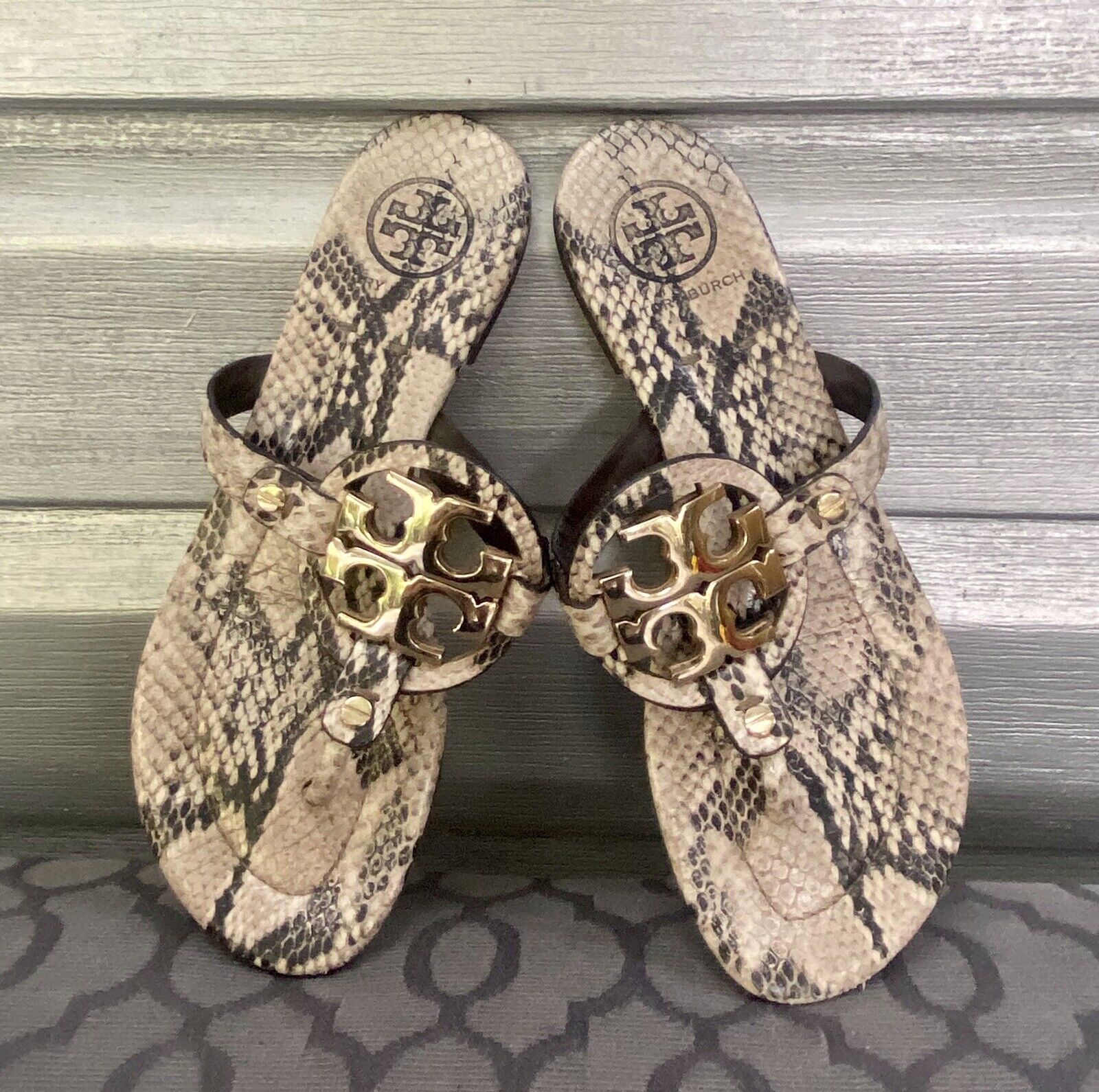 Arriba 33+ imagen snakeskin tory burch miller sandals