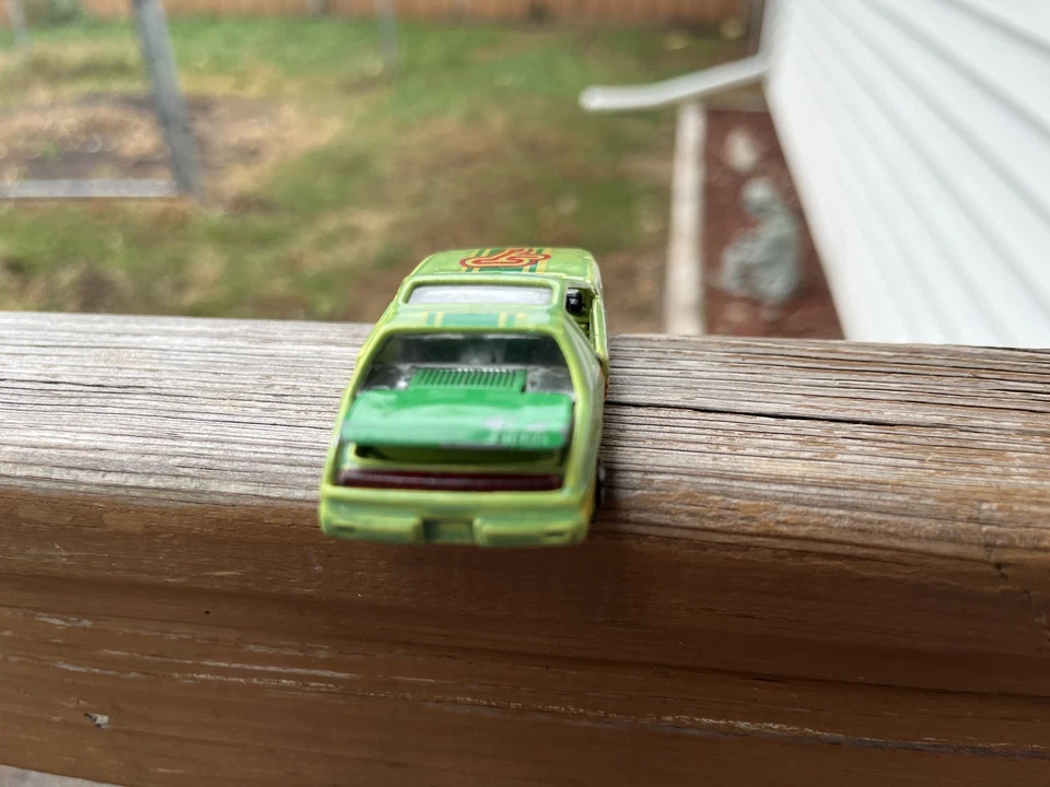Pontiac Fiero 1984 Road Champs color verde puertas de apertura y maletero fundido a presión Foto 2 de 4
