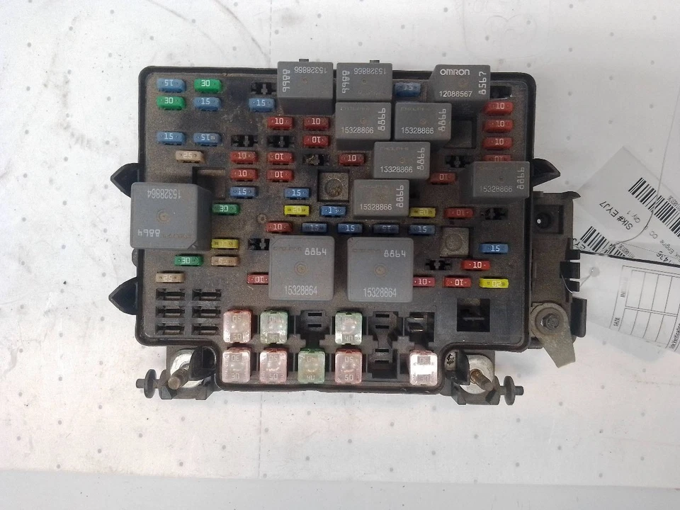 Коробка предохранителей двигателя GM 15201928 от 2004 GMC Sierra Denali пикап 6,0 л 11483136 - Изображение 3 из 4