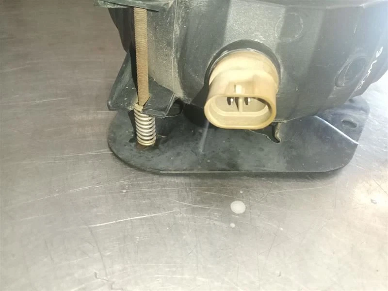 乘客雾灯驾驶灯外壳前保险杠 02-06 ESCALADE 7008507 — 第 2/4 张图片