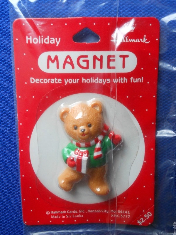 HALLMARK CHRISTMAS FRIDGE MAGNET Papa Bear w Present REFRIGERATOR MAGNET-NOC