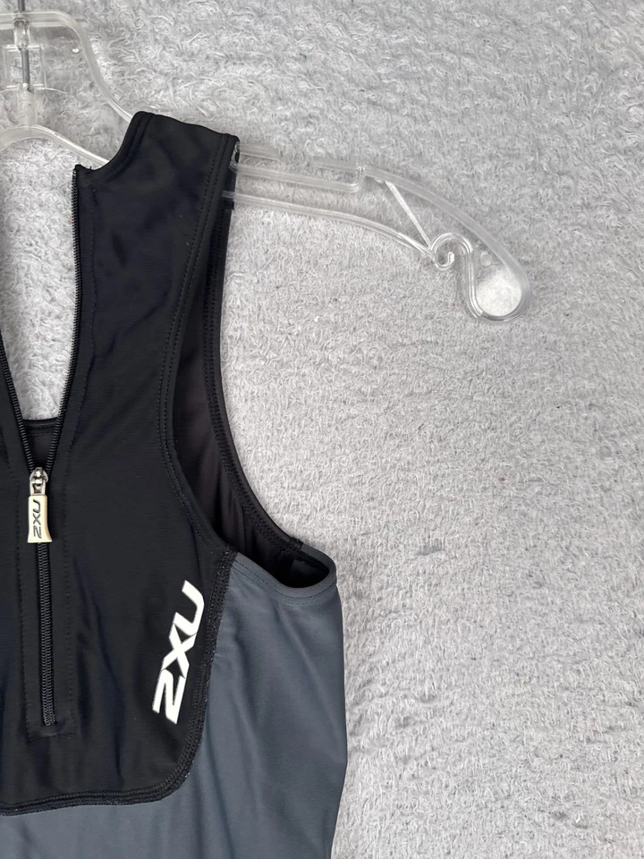 2XU Bermuda de Ciclismo Feminina Média Preta Cinza Triatlo Tri Poli Microfibra - Imagem 2 de 4