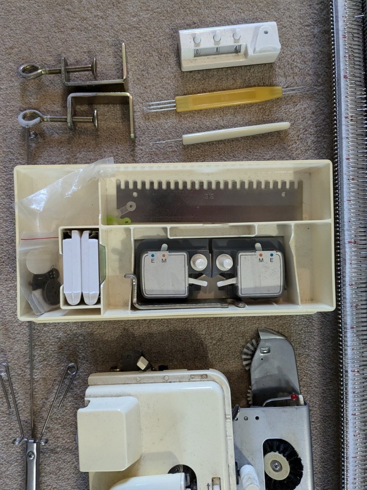 Silver Reed Fine Gauge Knitting Machine (collection must be by Wed 11th