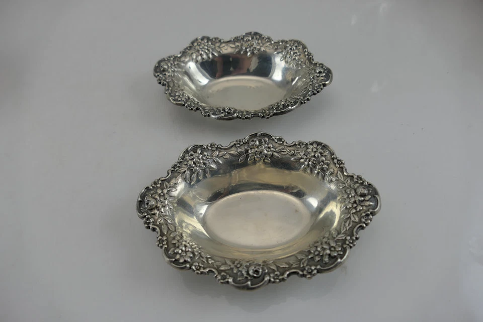 Par fino de platos de plata esterlina Kirk Repousse sin monos usado en excelente estado Foto 2 de 4